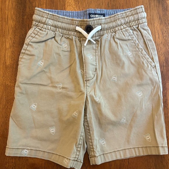 OshKosh B’gosh Khaki Shark Shorts | 4T - Picture 5 of 5